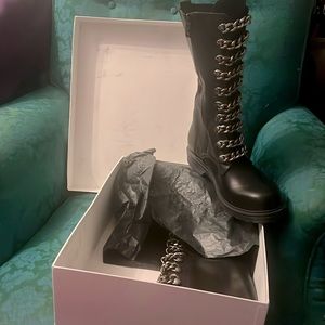 BNIB NOA A. Made in Italy Heavy Leather and Solid Chain Boots Size 41